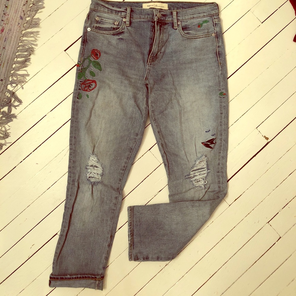 GAP distressed patched girlfriend capris sz.28